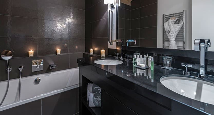 kaila_bathroom-signature-std-room2