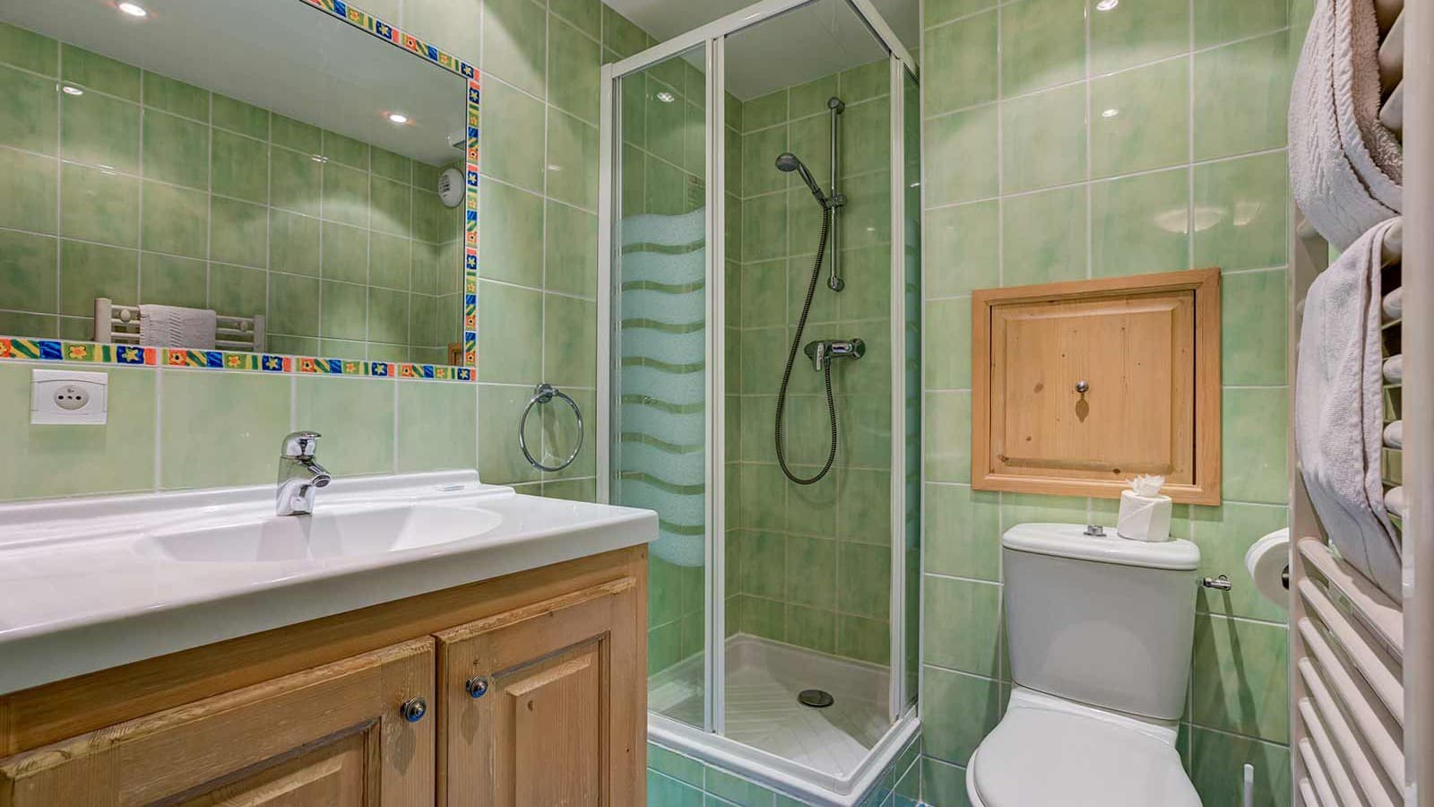 chalet_phoebe,_tignes_-_bathroom_14633