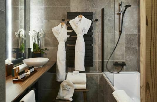 resort_carousel_ecrin-blanc-bathroom