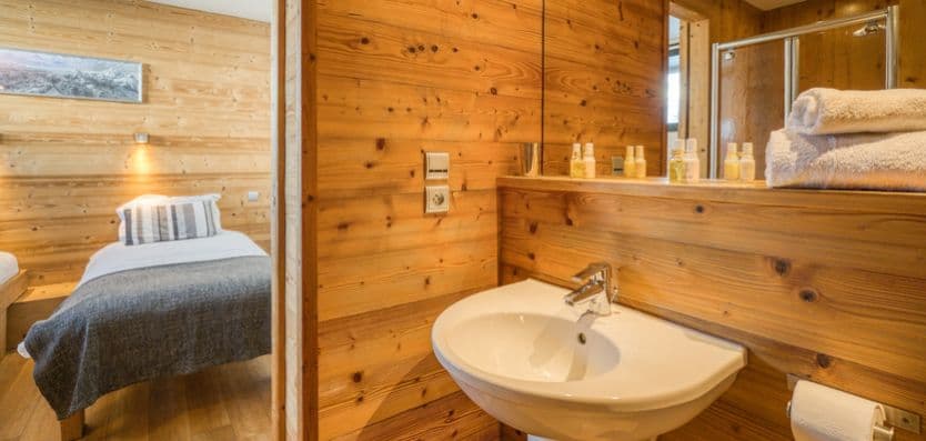 chalet-arktic-ensuite-bathroom