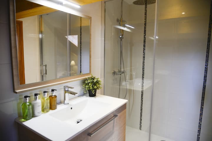 Room_5-Bathroom2-Bramble-LR