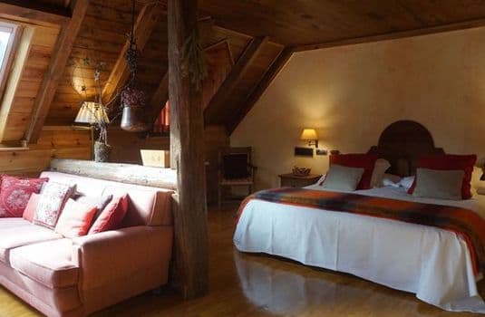 resort_carousel_Val-de-Ruda-bedroom