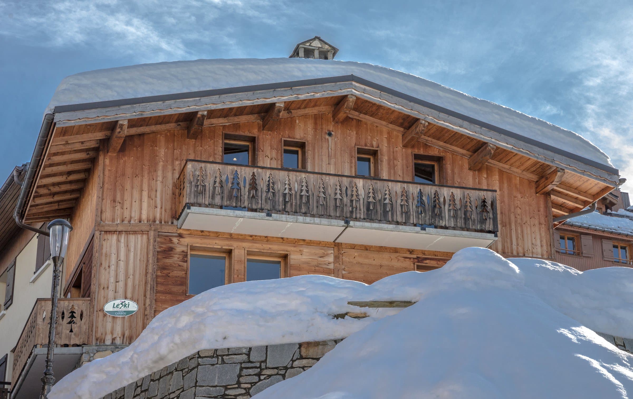 Caribou_ext_in_the_snow_B