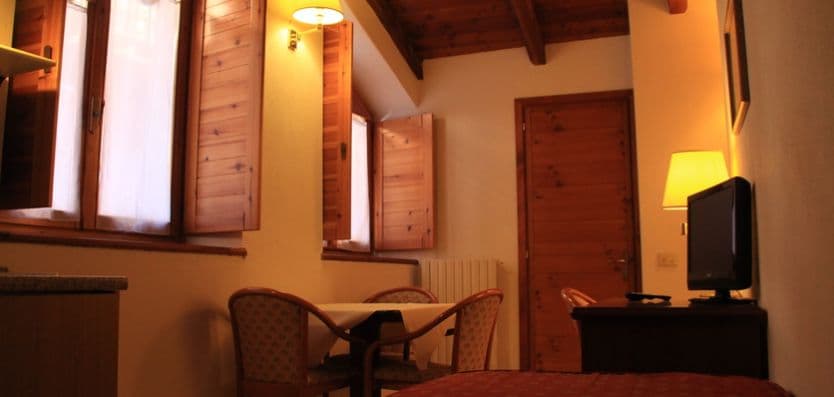 banchetta_apartments_single_bed_table