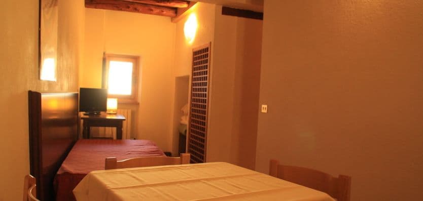 banchetta_apartments_table_single_bed