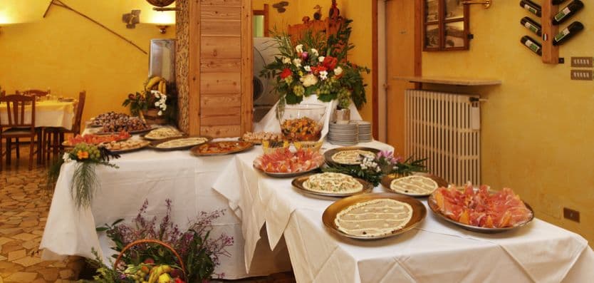 hotel-holiday-debili-buffet