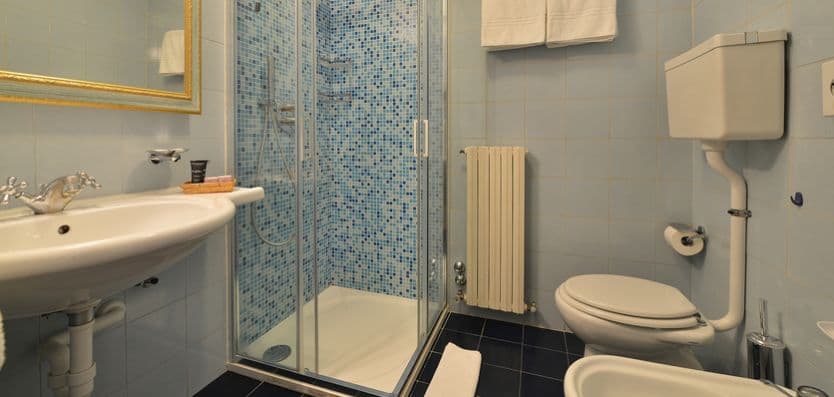 hotel-livigno-comfort-room-bathroom