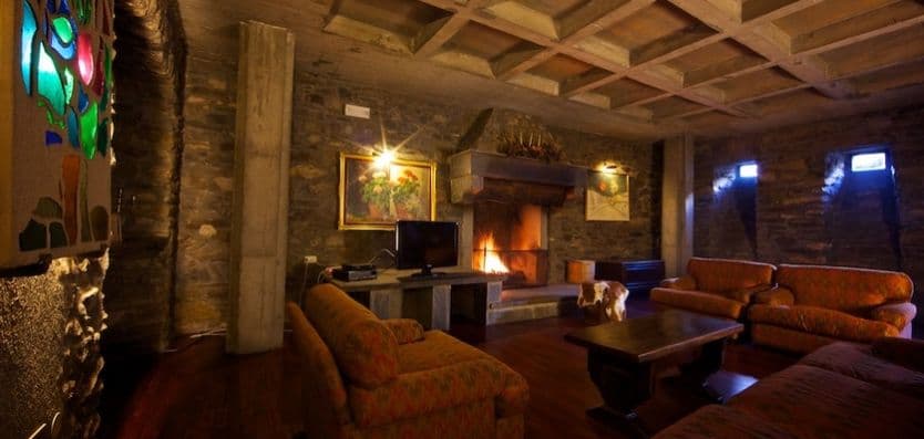 hotel_dolonne_lounge_log_fire