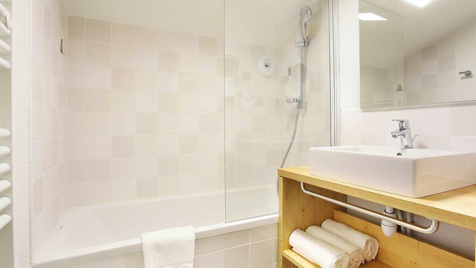 les_fermes_de_chatel_-_bathroom_15904