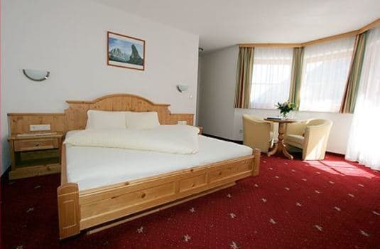 resort_carousel_Garni-Litzer-Bedroom (1)