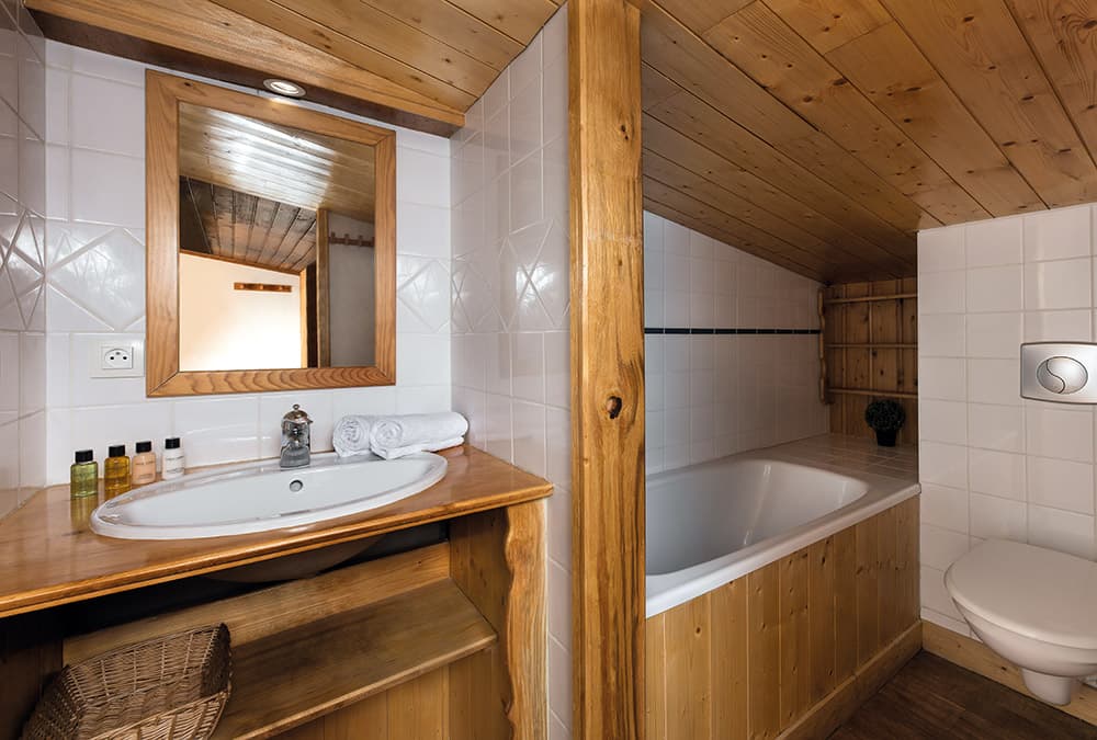 Stylish-bathrooms-at-Chalet-Iceberb