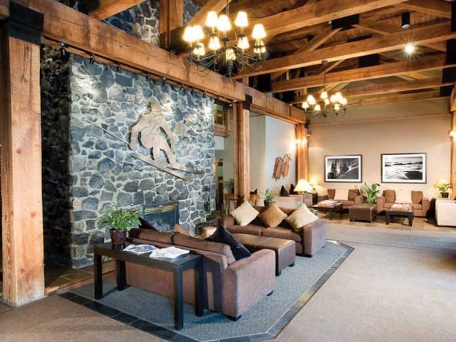 Tantalus_Lodge_lounge