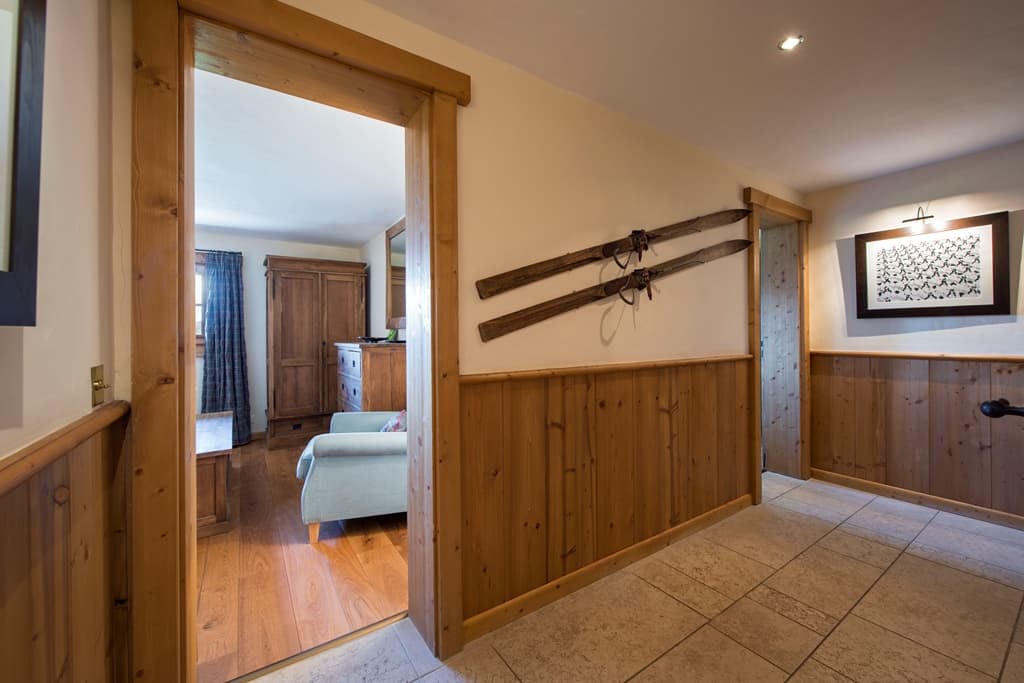 Chalet-Dunmore-Hallway