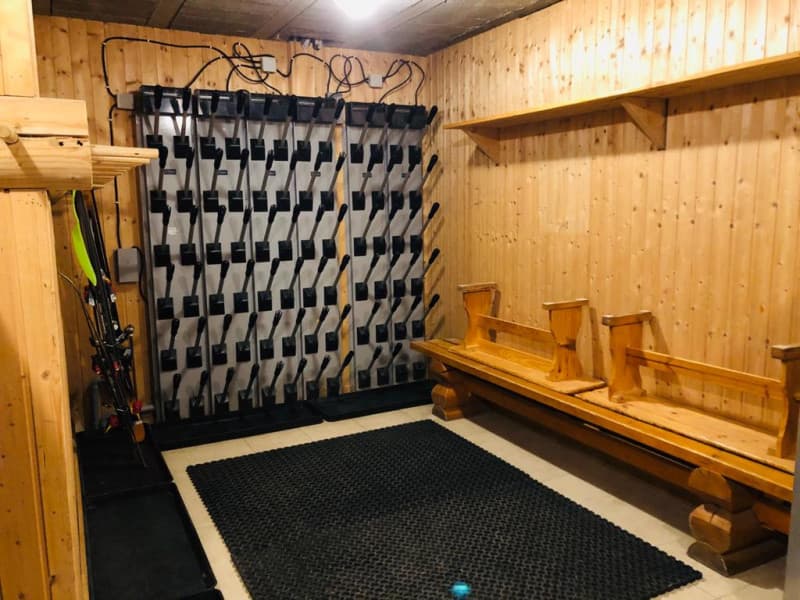 Christine_Ski_Room-800x600