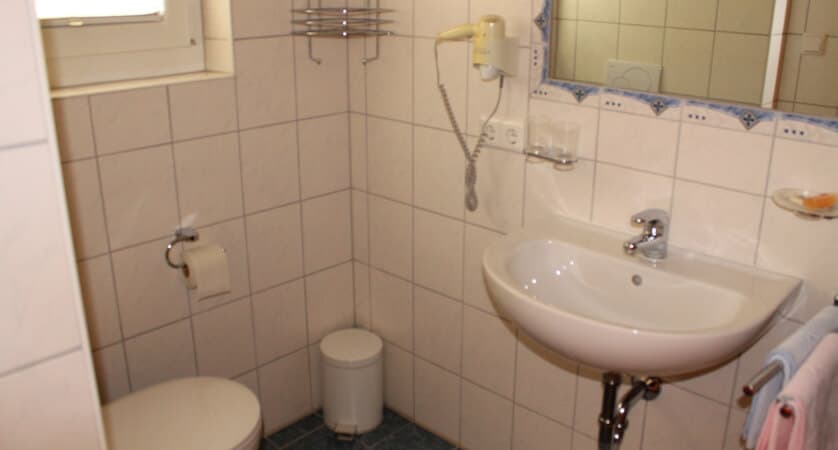 pension-martinshof-bathroom