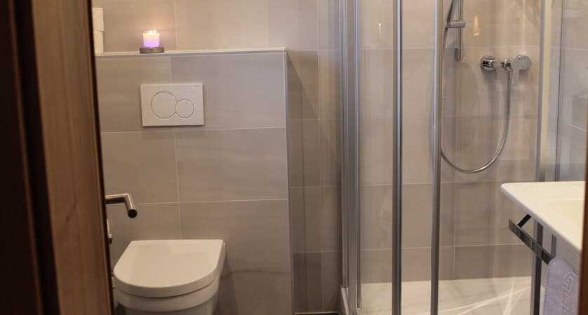 pension-martinshof-shower-room