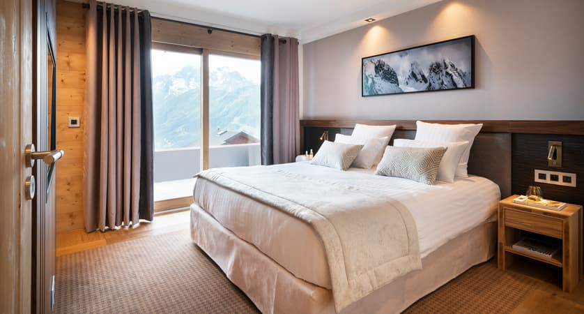 alpen-lodge-deluxe-bedroom