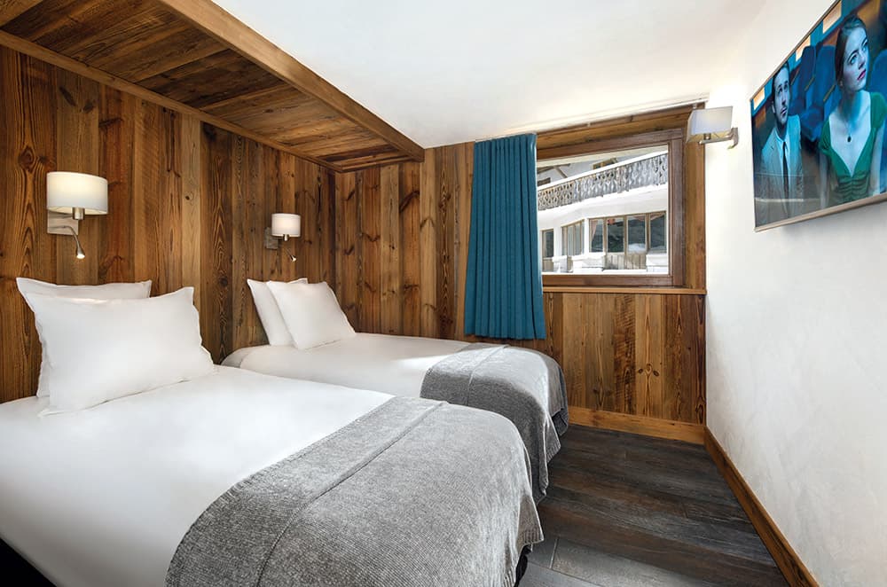 CHALET-ALBERTA-BEDROOM-LIGHTER-WEB (2)