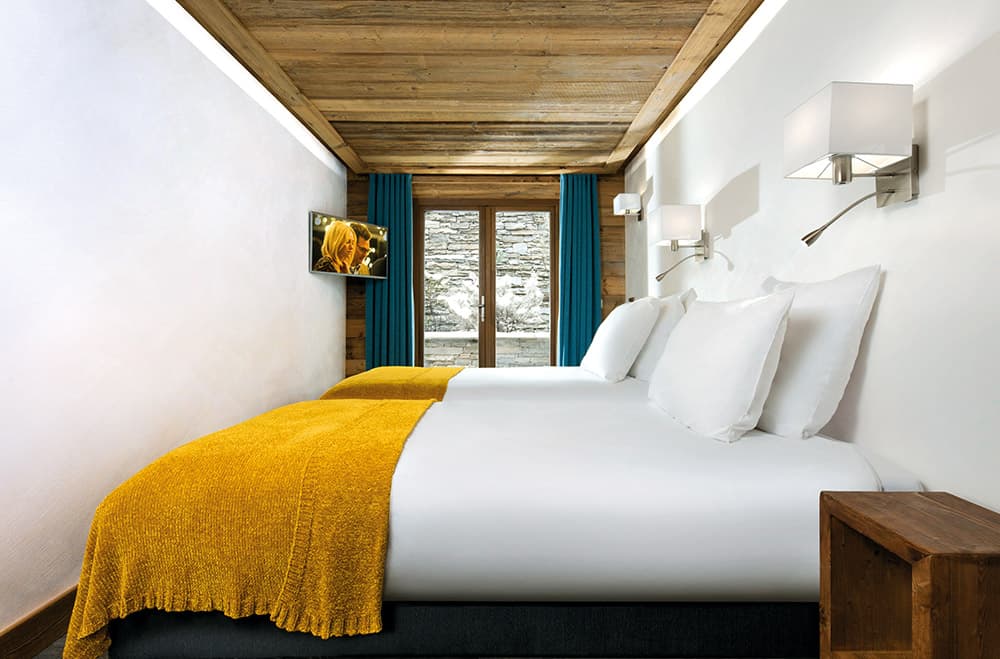 CHALET-QUEBEC-BEDROOM-LIGHTER-WEB