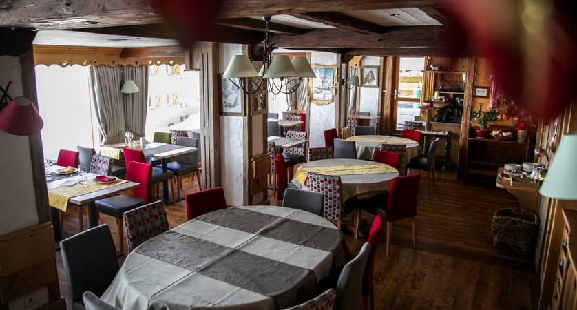 salle-de-restaurant-vue-sur-le-lac-2