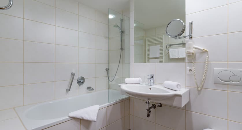 hotel_harfenwirt_new_wing_bathroom