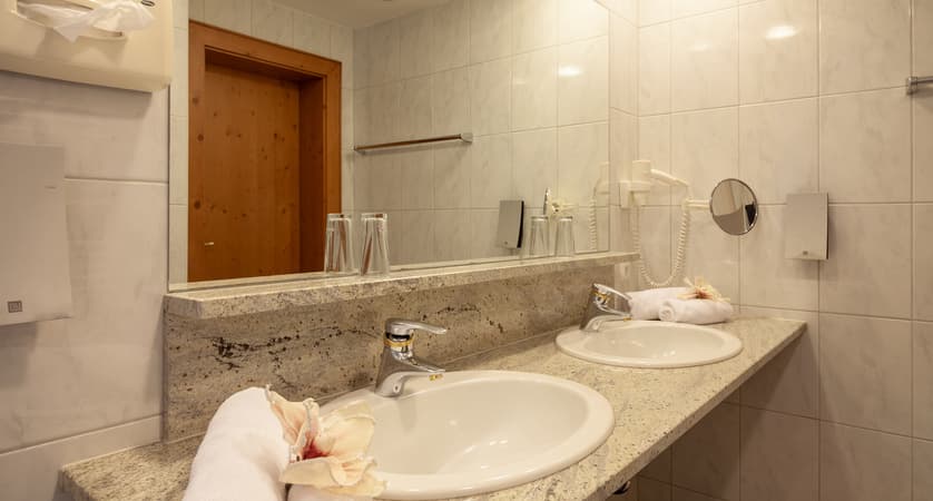 hotel_sonnschein_superior_bathroom