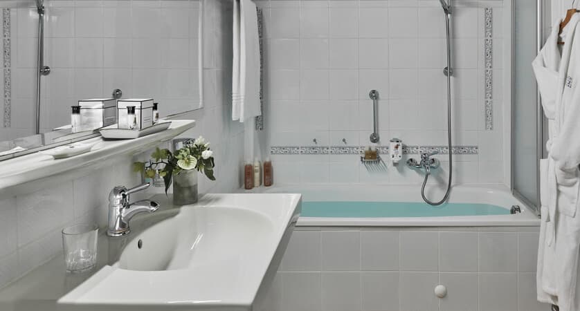 schloss-lebenburg-kitzbuhel-bathroom