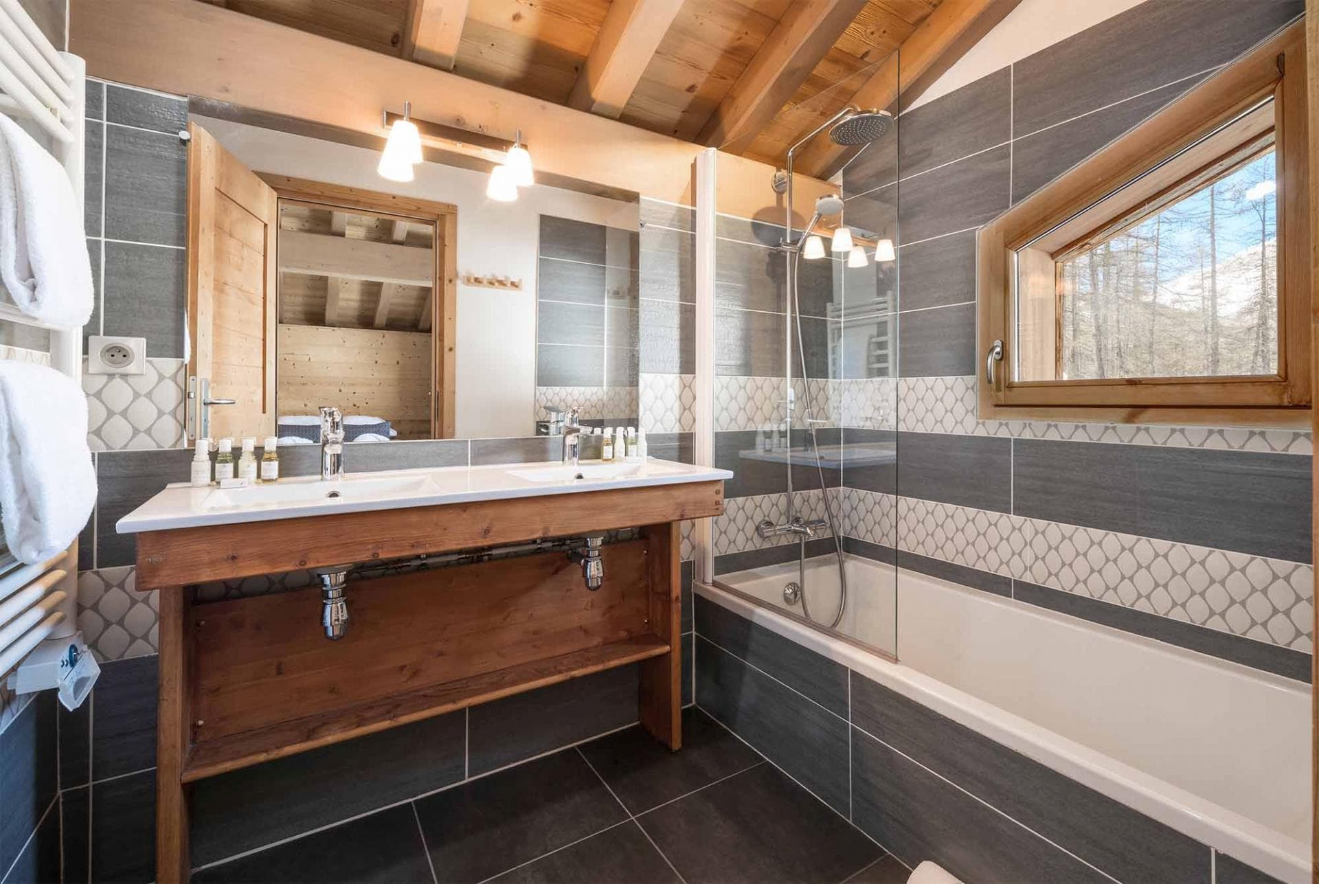 6166c0bb-4180-4024-a50c-60360a000f09