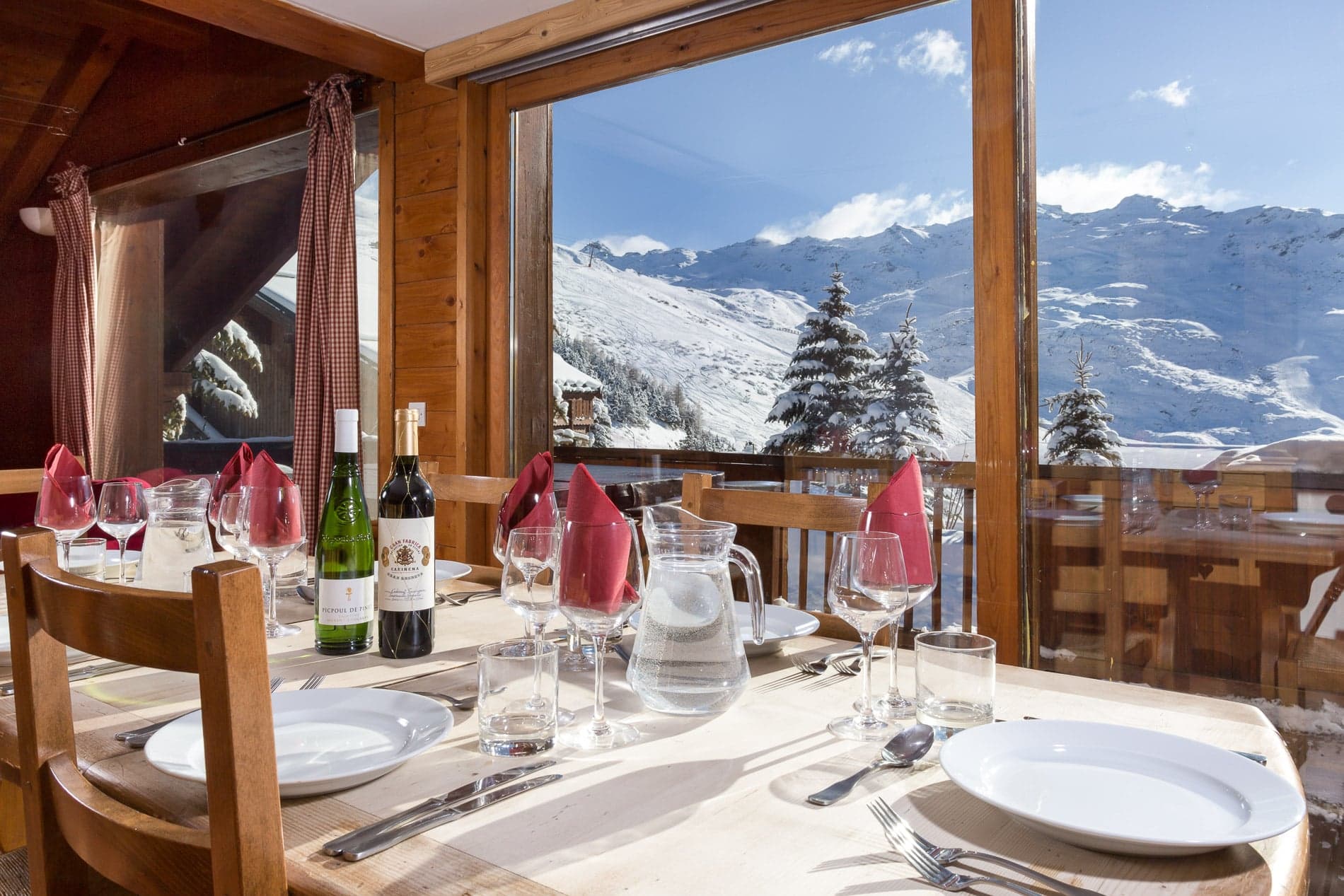 Imogen-Susanna-Dining (1)