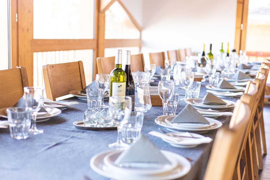 Flocon-4-Dining-Wine-Landscape