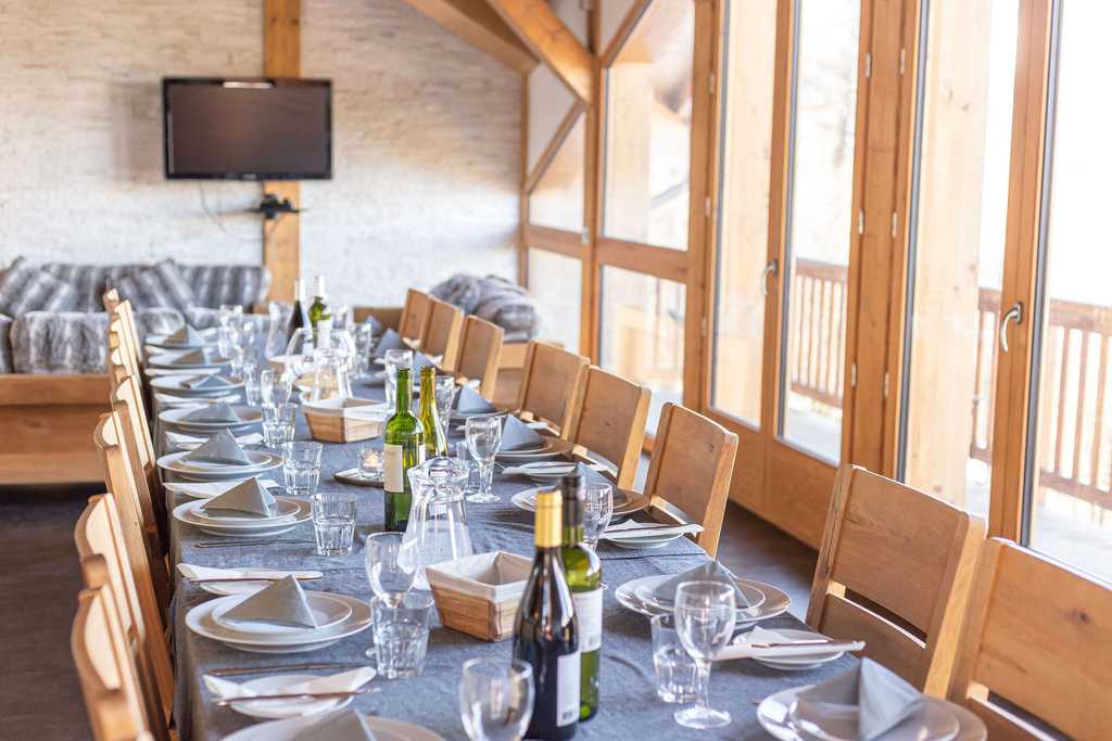 Flocon-4-Dining-and-Lounge