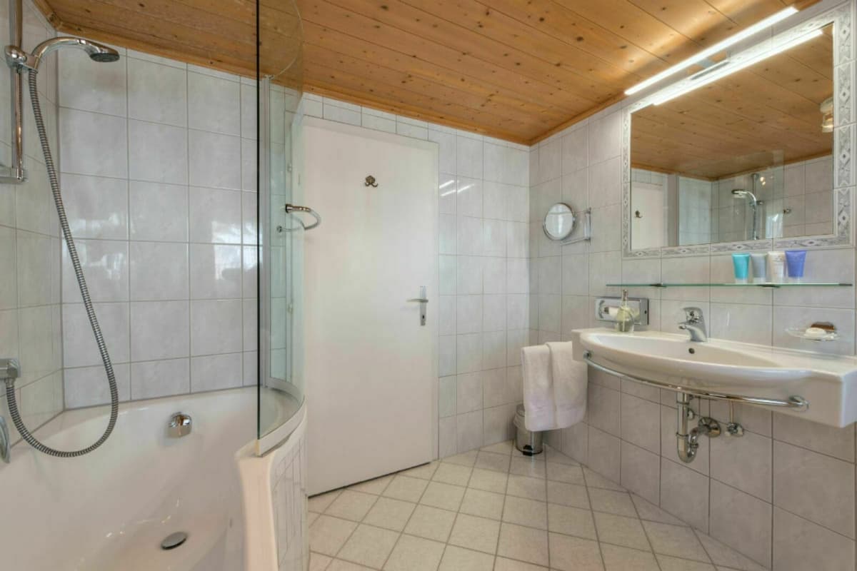 Chalet Arlberghohe bathroom
