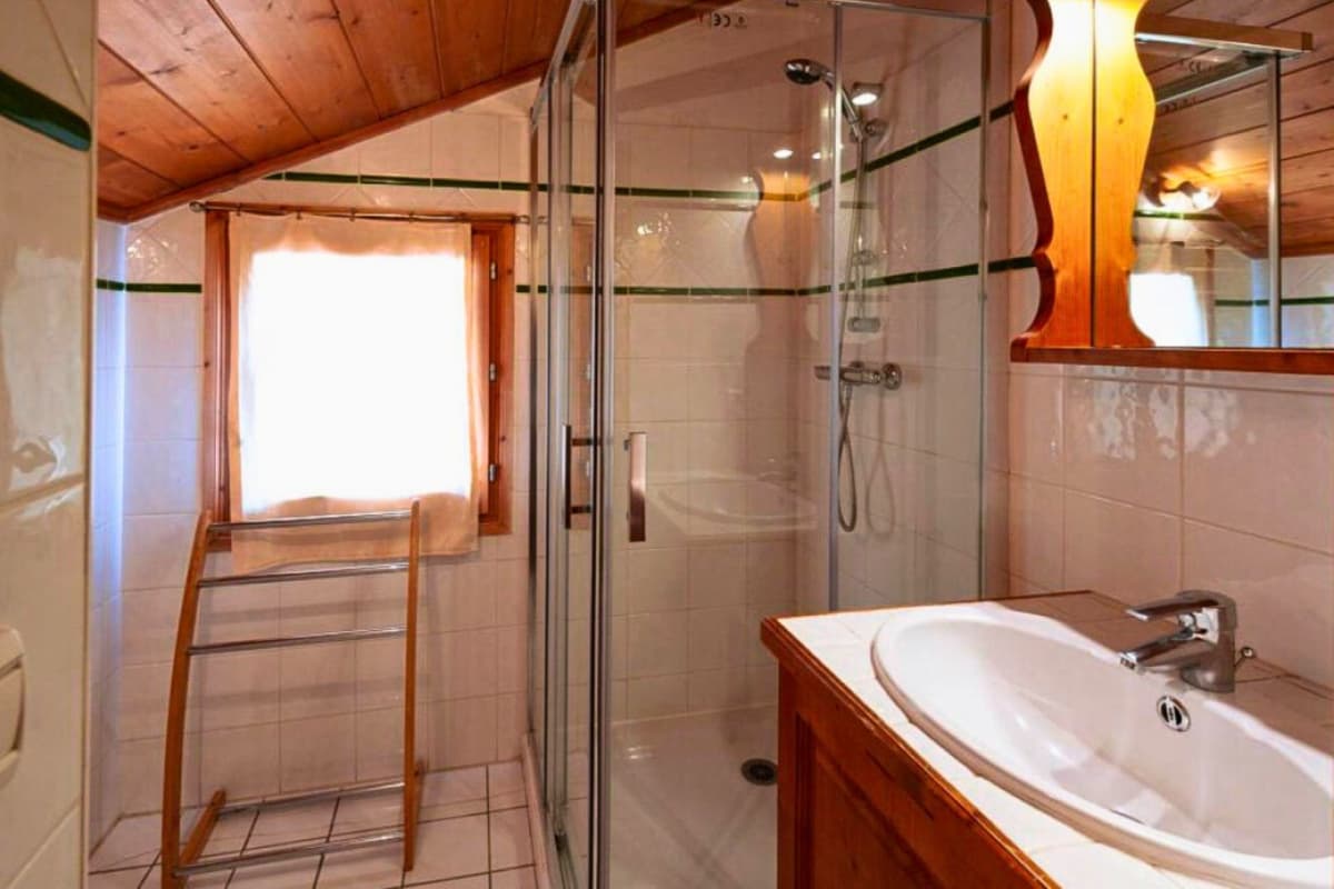 Chalet-Le-Panicaut shower