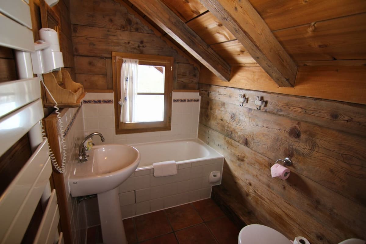 Chalet Le Vieux bathroom
