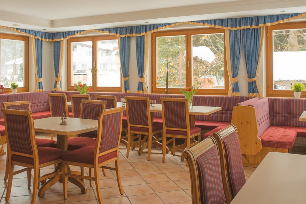 Chalet Silian dining room