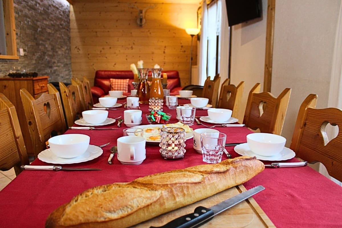 Pom de pin dining room