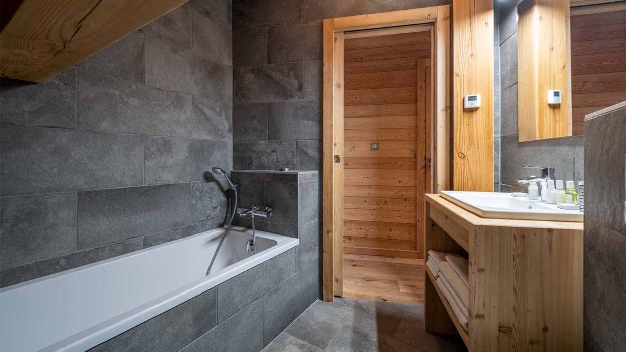 luxury-ski-chalet-woodpecker-bathroom1