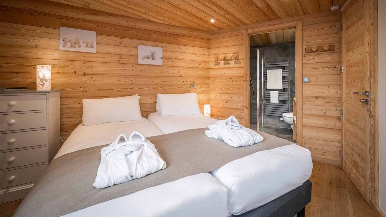 luxury-ski-chalet-woodpecker-bed2