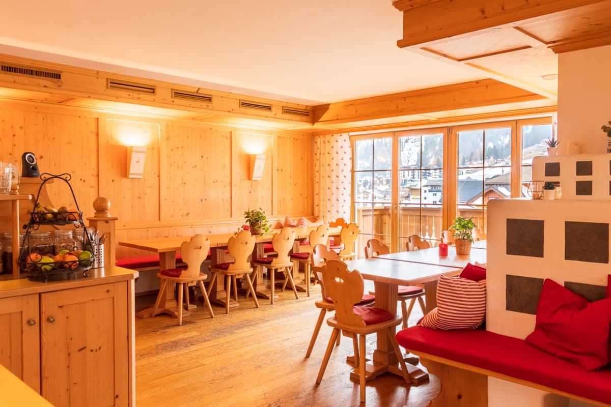 3-eetkamer-1__ScaleWidthWzEyMDBd