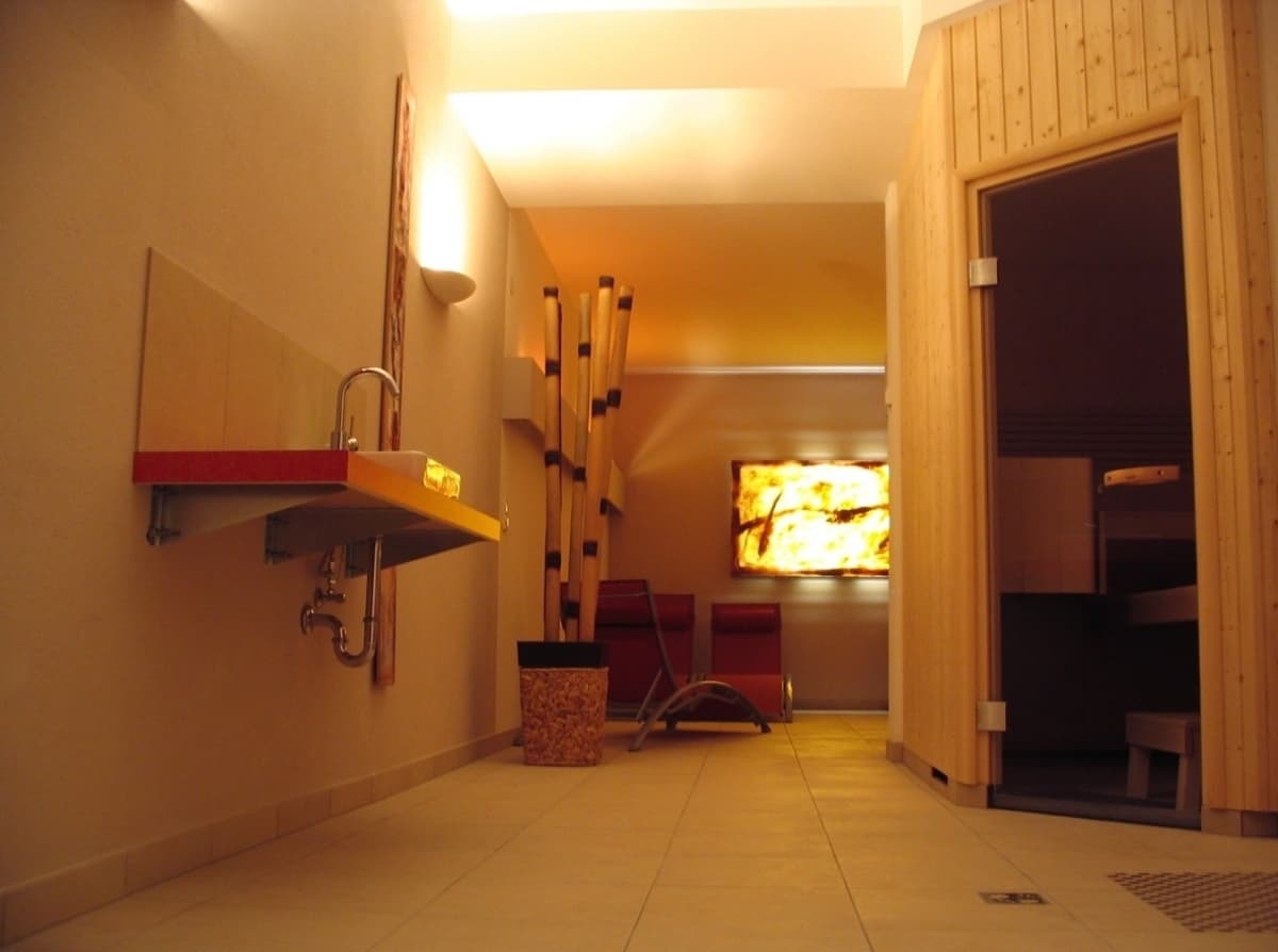 6-sauna-2__ScaleWidthWzEyMDBd