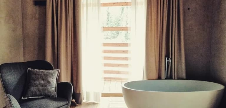 charmant-petit-open-bathroom