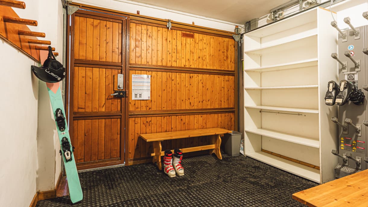 alysson-skiroom_21389