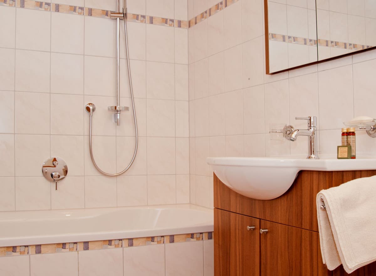 33__ScaleWidthWzEyMDBd