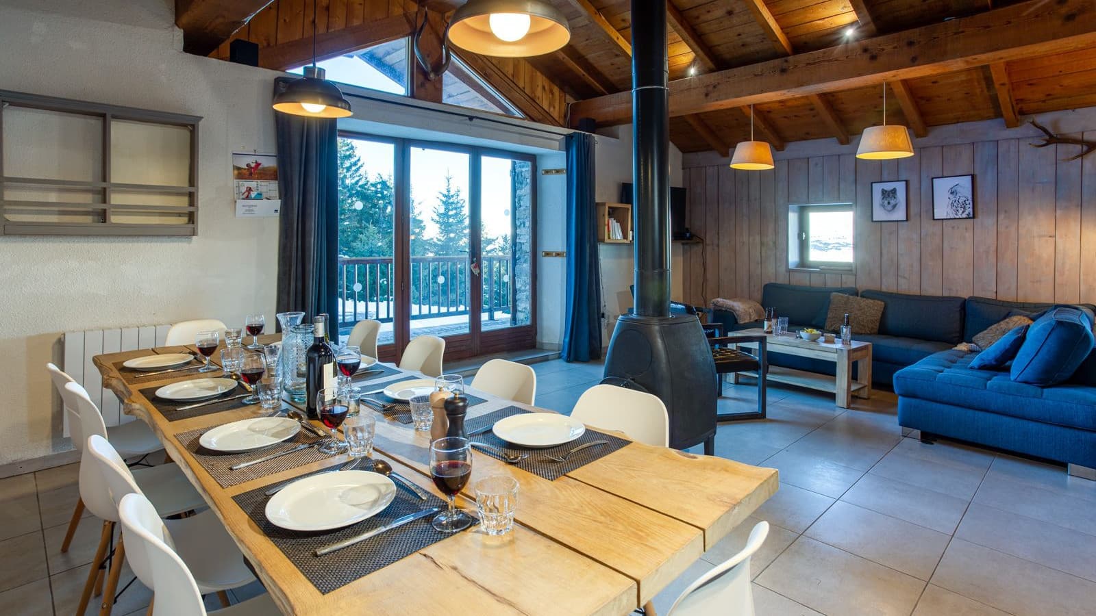 anne_dining_lounge_17636