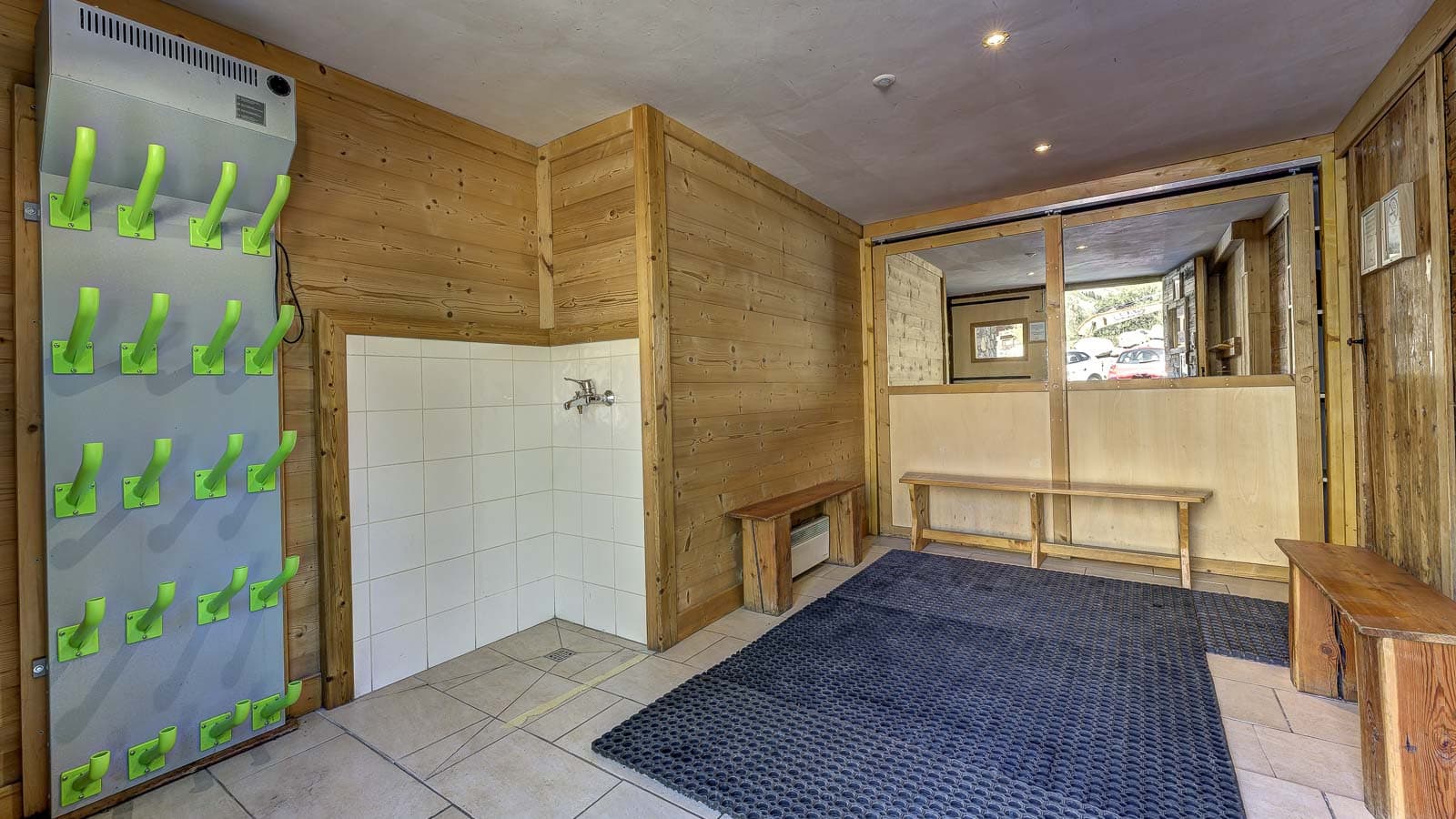 casa-rivas-ski-room_20335