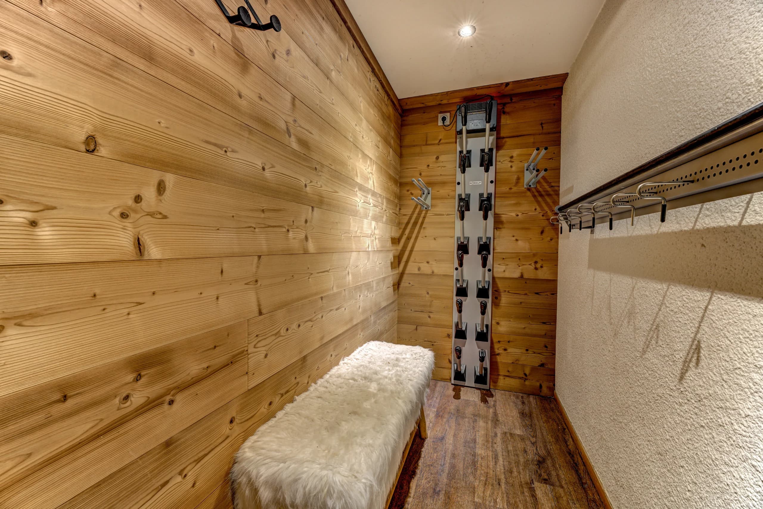 Petit-Chardon-Ski-Locker--scaled