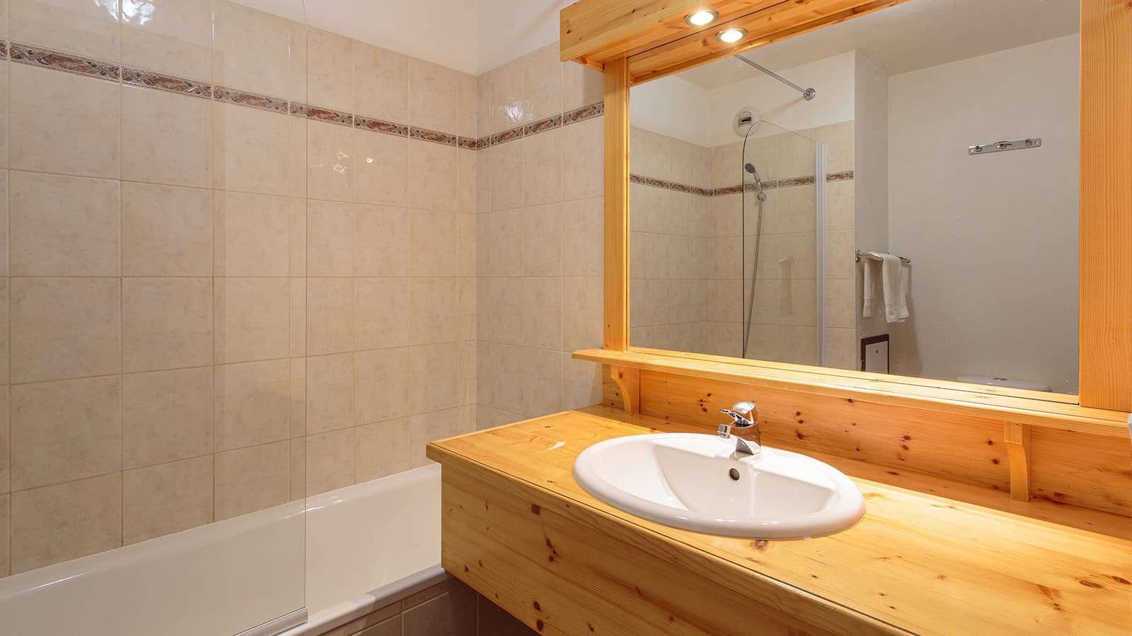 chalet-nico-bathroom-bath_17367