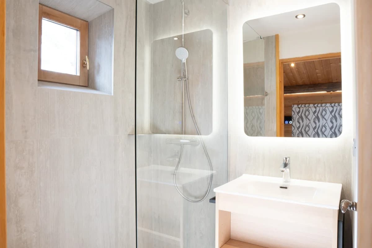 13209_c0,0,4608,3072_w1200_h800