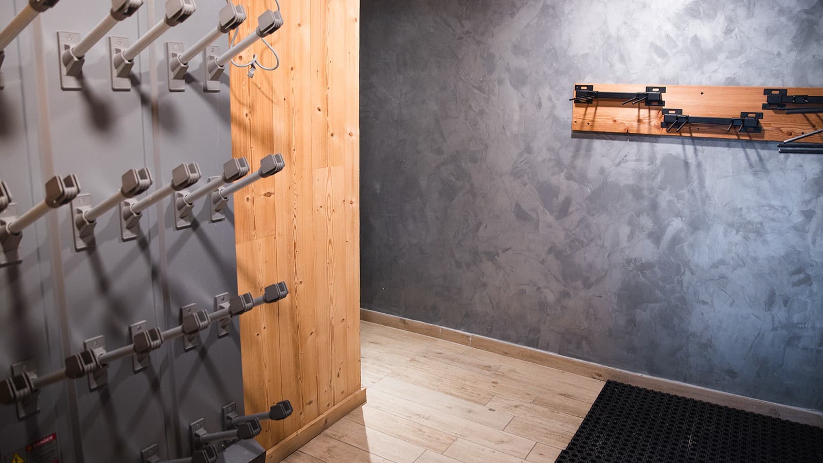 animones-boot-room_21197