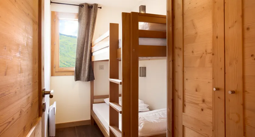 cabin-room-with-bunk-bes